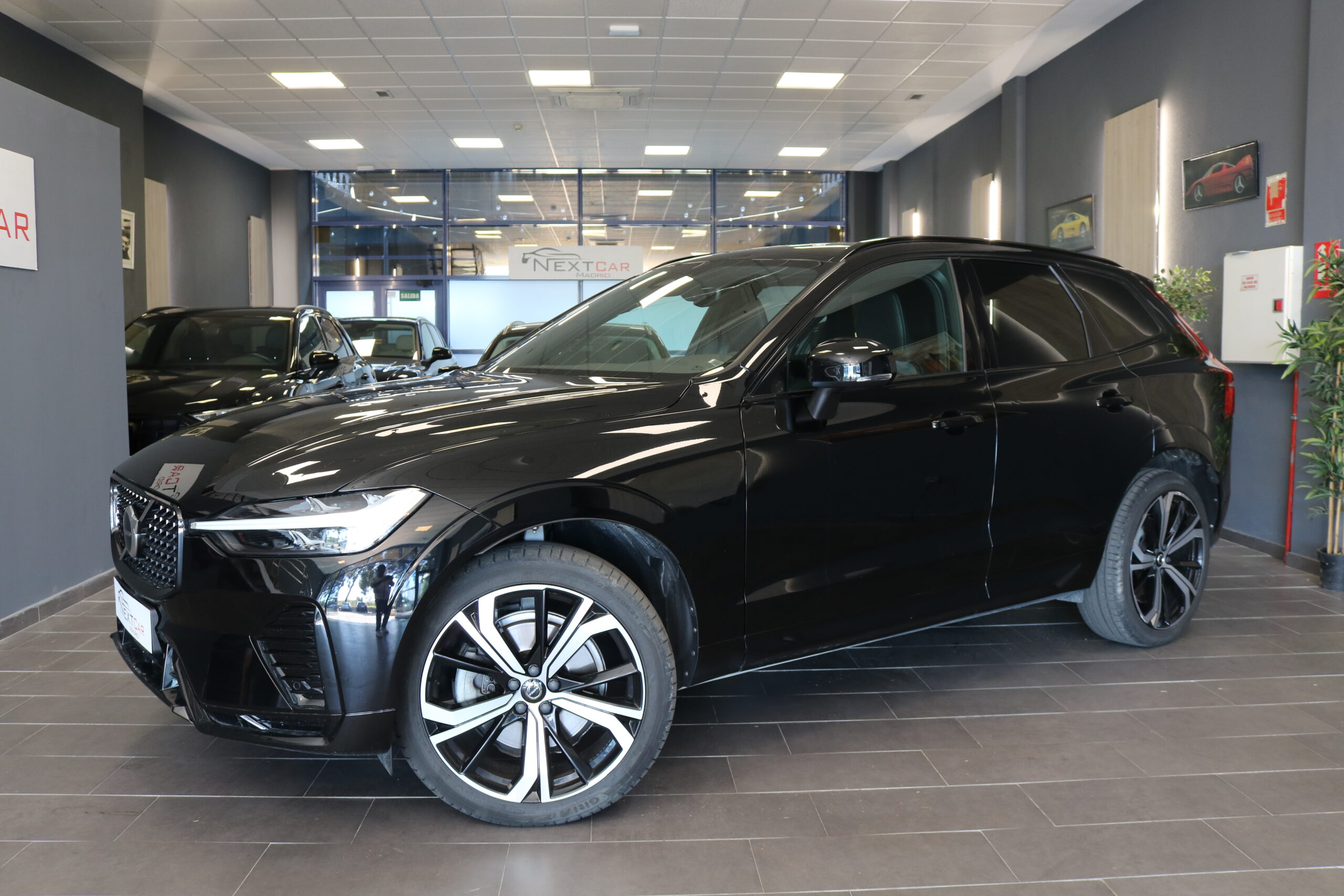 VOLVO XC60 2.0 B4 D PLUS DARK AUTO